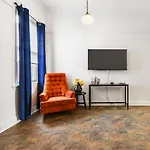 Hostwise Stays - The Raymer - Famous Artist Home, Driveway Parking, Fire Pit