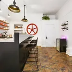 Hostwise Stays - The Raymer - Famous Artist Home, Driveway Parking, Fire Pit