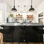 Hostwise Stays - The Raymer - Famous Artist Home, Driveway Parking, Fire Pit