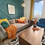 Hostwise Stays - Grandview Balcony With Stunning Skyline Views