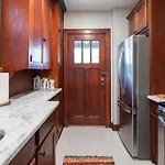 Craftsmen Charmer With Easy City & Airport Access