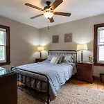 Craftsmen Charmer With Easy City & Airport Access