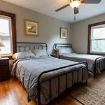 Craftsmen Charmer With Easy City & Airport Access
