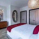 King Bed / Free Parking / Bbq / Fire Pit / Arcade