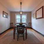 Craftsmen Charmer With Easy City & Airport Access