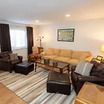 Updated & Comfy Bungalow With Parking Easy Access