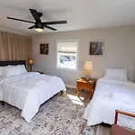 Updated & Comfy Bungalow With Parking Easy Access
