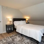 Updated & Comfy Bungalow With Parking Easy Access