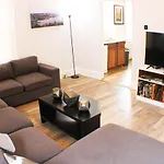 2 Bedroom - Off Street Parking - Amazing View Nearby