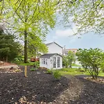 Brand New, Renovated Urban Oasis With Plenty Of Parking