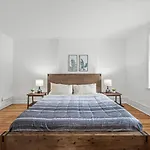 Oakland/University @A Spacious & Modern Private Bedroom With Shared Bathroom