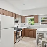 Oakland/University @B Quiet & Stylish Private Bedroom With Shared Bathroom