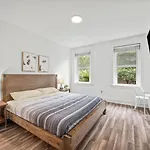 Oakland/University @C Modern & Stylish Private Bedroom With Shared Bathroom