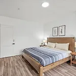 Oakland/University @G Modern And Bright Private Bedroom With Shared Bathroom