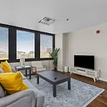 2Br Downtown Apartment With Gym & Deck