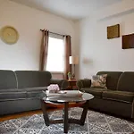 Cozy & Family Friendly Pittsburgh Home Sleeps 6
