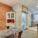 Idyllic Pittsburgh Row House, 3 Mi To Downtown!