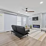 3Br Charming Home With Fireplace
