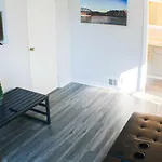Newly Renovated 2-Bed Near Downtown-North Shore