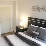 2Br - Parking - 5 Min To North Shore!