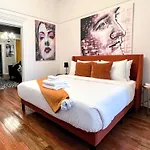 Hostwise Stays - The Raymer - Famous Artist Home, Driveway Parking, Fire Pit