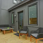 Urban Oasis Retreat With Luxury Design, Hot Tub, Fire Pit, Breathtaking Downtown & River Views