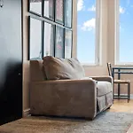 Charming Studio-Panoramic View-Your Pittsburgh Sanctuary