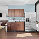 2Br Downtown Apartment With Gym & Deck