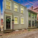 Cozy Southside Pitt Home W/ Pool Table +Yard