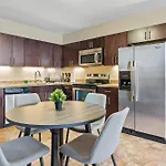 Elegant 1Bd High Rise With City Views In Dt Pitts