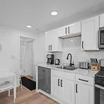 Shadyside, Central 3B Modern And Stylish Private Bedroom With Shared Bathroom And Free Parking