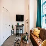 Pet Friendly North Shore Studio W/ Fitness Center
