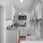 Shadyside, Central !5 Stylish And Bright Studio With Free Parking