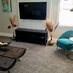 Private 3 Bdrm Apt Spacious And Convenient