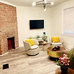 2 Bedroom Apt - Stylish, Modern, And Convenient!