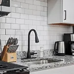 Shadyside, Central !1 Spacious & Modern 1 Bedroom With Parking