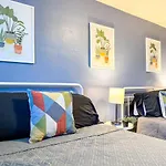 Sleeps 9 2 Bedrooms 6 Beds Plus Parking And Wifi