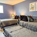 Sleeps 9 2 Bedrooms 6 Beds Plus Parking And Wifi