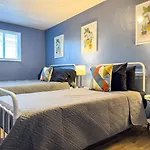 Sleeps 8 Charming 2 Bedroom With 5 Beds Plus Wifi