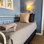 Great Location 8 Beds Sleeps 10 With Parking