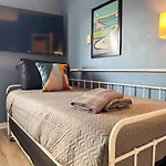 Great Location 8 Beds Sleeps 10 With Parking