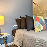 2 Stylish Apartments With 8 Beds And Parking Plus Wifi