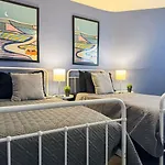 2 Stylish Apartments With 8 Beds And Parking Plus Wifi