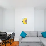 Two Town Homes! 6 Bedrooms, 2 King Beds, Walk To Eats
