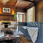 The Colonial At Mount Lebanon By Luxe Pgh