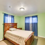 12 Mi To Dtwn Pittsburgh Home With In-Unit Laundry!