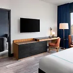 The Oaklander Hotel, Autograph Collection