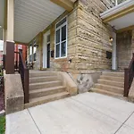 3 Bedroom House With Netflix, Free Parking, Near Hospitals, Shopping,Food