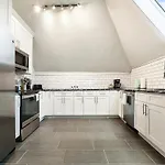 3 Bedroom House With Netflix, Free Parking, Near Hospitals, Shopping,Food