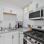 Shadyside, Central !2 Bright And Stylish Studio With Free Parking